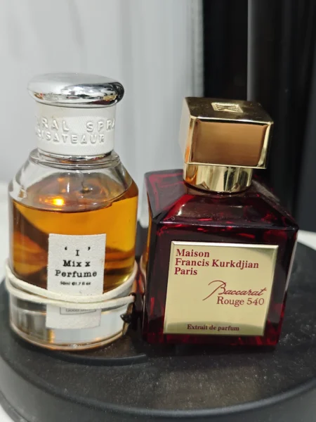 Visueller Vergleich: Baccarat Rouge 540 Luxus-Flakon gegenüber einem hochwertigen Duftzwilling – Fokus auf Inhaltsstoffe statt teurer Verpackung
