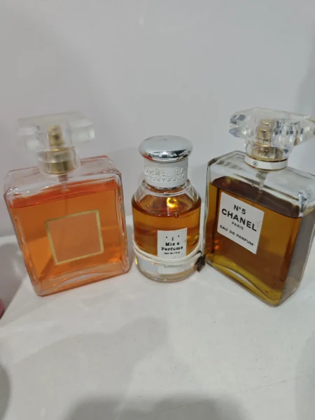 Vergleich von Original Luxus-Parfum und hochwertigen Bleu de Chanel Alternativen im Labor