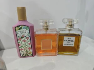How to: Die Anatomie eines perfekten Bleu de Chanel Parfum Klon entschlüsseln – Ein Labor- & Supply-Chain-Report 2 Hochwertiger Duftzwilling Flakon im direkten Größen- und Farbvergleich zum klassischen Designer-Parfum