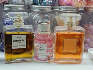 Visueller Vergleich: Ein teures Designer-Parfum neben einer hochwertigen Alternative zu Coco Mademoiselle von iMIXX.