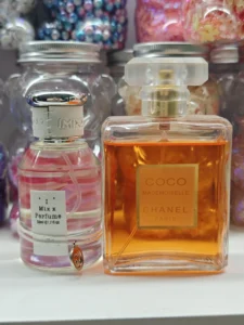 Visueller Vergleich: Ein teures Designer-Parfum neben einer hochwertigen Alternative zu Coco Mademoiselle von iMIXX.