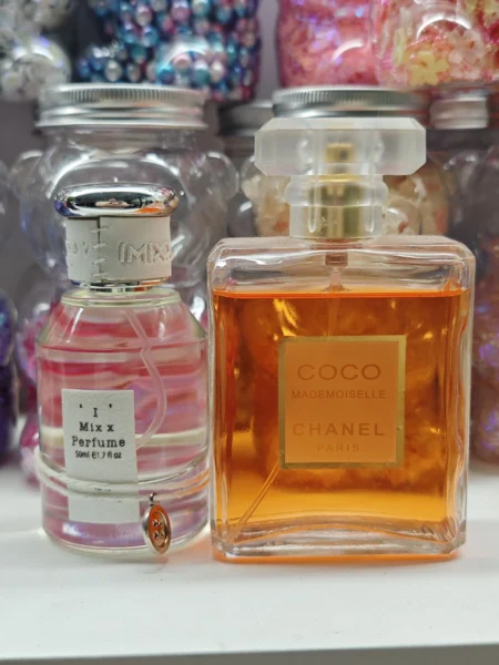 Visueller Vergleich: Ein teures Designer-Parfum neben einer hochwertigen Alternative zu Coco Mademoiselle von iMIXX.
