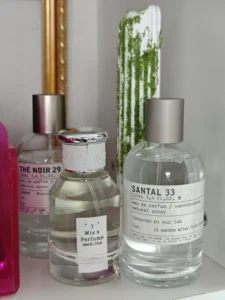 How to: Das bestes Santal 33 Dupe finden – Ein Supply-Chain-Experte packt aus (Ohne „Gurken-Note“ & mit extremer Haltbarkeit) 2 Haltbarkeit und Duftnoten im Test: Bekannte Santal 33 Dupes im direkten Vergleich ohne Gurken-Note