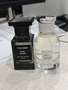 Vergleich der Parfüm-Haltbarkeit: Teures Luxusparfüm versus hochwertiges Extrait de Parfum im Labor