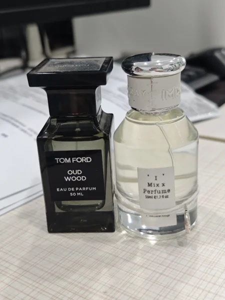 Vergleich der Parfüm-Haltbarkeit: Teures Luxusparfüm versus hochwertiges Extrait de Parfum im Labor
