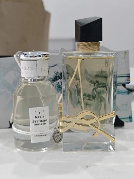 Vergleich der Inhaltsstoffe und Preisstruktur zwischen einem teuren Designer-Parfum und einem hochwertigen Lavendel-Vanille-Duftprofil Dupe.
