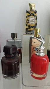 Gegenüberstellung von Luxus-Flakons und fairen Parfum Alternativen: Die weißen Blütennoten Tuberose und Jasmin im Preisvergleich.