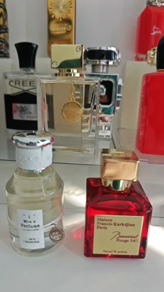 How to: Wie man das bestes Gucci Bloom Dupe in Deutschland findet – Ein Insider-Guide aus dem Duftlabor 2 Vergleich eines teuren Designer-Parfums mit einem hochwertigen bestes Gucci Bloom Dupe im direkten Labor-Test.
