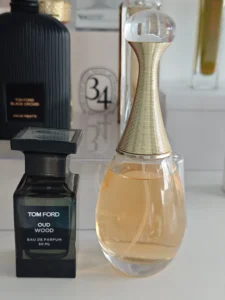 Wie man den besten Dior J'adore Dupe findet: Ein Insider-Guide aus der Parfümmanufaktur (2026) 1 Visueller Preis- und Qualitätsvergleich: Das teure Original Designer-Parfüm vs. eine hochwertige Duftzwilling Alternative.