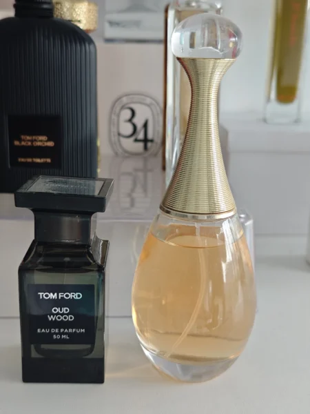 Wie man den besten Dior J'adore Dupe findet: Ein Insider-Guide aus der Parfümmanufaktur (2026) 1 Visueller Preis- und Qualitätsvergleich: Das teure Original Designer-Parfüm vs. eine hochwertige Duftzwilling Alternative.