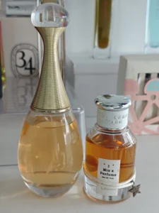 Wie man den besten Dior J'adore Dupe findet: Ein Insider-Guide aus der Parfümmanufaktur (2026) 2 Duftnoten-Analyse: Luxusparfüm im goldenen Flakon neben dem IMIXX No. 42 J'adore Dupe in Extrait-Konzentration.