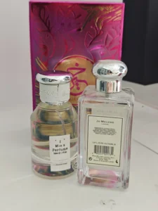 Ein direkter Flakon-Vergleich: Das luxuriöse Jo Malone Wild Bluebell Cologne steht neben dem langanhaltenden imixx perfume No. 50 Wild Bluebell Dupe.