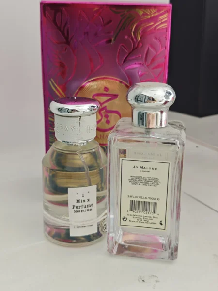 Ein direkter Flakon-Vergleich: Das luxuriöse Jo Malone Wild Bluebell Cologne steht neben dem langanhaltenden imixx perfume No. 50 Wild Bluebell Dupe.