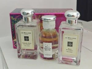 Nahaufnahme der Etiketten im Vergleich: Jo Malone Wild Bluebell (Cologne) und die preiswerte, hochkonzentrierte Alternative imixx perfume No. 50 (Eau de Parfum).