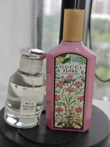 How to: Den perfekten Gucci Flora Gorgeous Jasmine Dupe finden – Ein Insider-Leitfaden aus dem Duftlabor 1 Preis- und Inhaltsstoff-Vergleich: Ein teures Designer-Parfüm im Vergleich zu einer minimalistischen Extrait de Parfum Alternative.