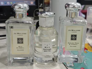 Wie man das beste Jo Malone Wild Bluebell Dupe in Deutschland findet: Ein Insider-Guide zu Haltbarkeit und Inhaltsstoffen 2 IMIXX No.50 Flakon neben einem Luxusparfüm als langanhaltendes Jo Malone Wild Bluebell Dupe für den deutschen Markt