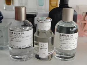 How to: Den perfekten Le Labo The Noir 29 Dupe in Deutschland finden – Eine tiefgehende Expertenanalyse aus dem Parfümlabor 2 Qualitätsvergleich der Parfümöle: Gegenüberstellung von Nischenduft und Extrait de Parfum mit Fokus auf Schwarztee- und Feigennoten.