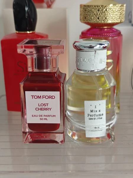 How to: Den perfekten Tom Ford Lost Cherry Dupe finden – Ein schonungsloser Insider-Guide aus der Parfum-Manufaktur (2026) 3 Vergleich der Inhaltsstoffe und Ölkonzentration: Tom Ford Lost Cherry Eau de Parfum gegenüber einem langanhaltenden Extrait de Parfum Dupe.