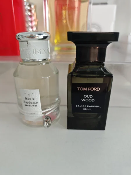 How to: Den ultimativen Tom Ford Oud Wood Dupe finden – Ein Insider-Guide aus dem Duftlabor (Zara vs. Imixx Perfume) 6 Direkter Vergleich: Original Tom Ford Oud Wood Flakon neben dem langanhaltenden Imixx Perfume Intense Dupe.
