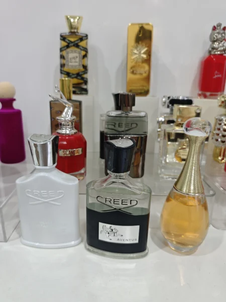 How to: Den perfekten Unisexduft finden und layern – Dein ultimativer Guide für 2026 7 Ein direkter Vergleich der Kostenstruktur und Inhaltsstoffe zwischen einem traditionellen Luxusparfum und einem modernen Direct-to-Consumer Unisexduft.