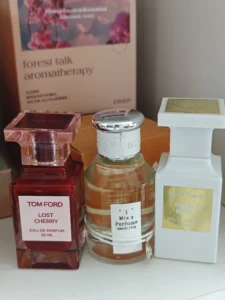 How to: Den perfekten Tom Ford Soleil Blanc Dupe finden – Ein Insider-Guide aus dem Parfümlabor 2 Kostenstruktur und Flakon-Vergleich: Traditionelles teures Nischenparfüm im Gegensatz zu einer hochwertigen Eau de Parfum Alternative aus Deutschland