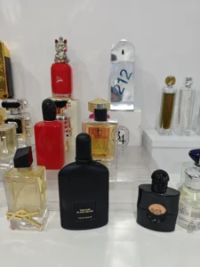 How to: Den perfekten Unisexduft finden und layern – Dein ultimativer Guide für 2026 2 Gegenüberstellung von teuren Nischendüften und hochwertigen Manufaktur-Parfums im Labor hinsichtlich Mazeration und Ölkonzentration.