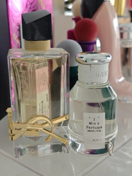 Lavendel-Vanille-Parfüm in Deutschland finden: Der ultimative Guide 10 Visueller Vergleich der Kostenstruktur und Flakons: Ein traditionelles Designer-Parfum neben der langanhaltenden Lavendel-Vanille-Duftprofil Alternative von IMIXX Perfume.