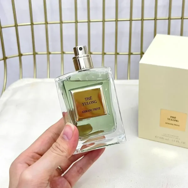 How to: Das beste Armani Thé Yulong Dupe finden – Die große Tee-Parfum-Analyse aus Labor-Sicht (2026) 1 Direkter Flakon-Vergleich: Armani Privé Thé Yulong Luxusparfum neben einer hochwertigen Extrait de Parfum Alternative