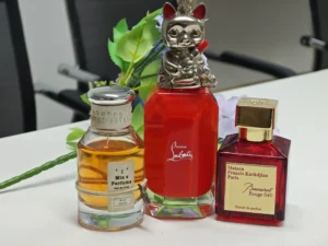 Vergleich der Inhaltsstoffe: Teures Luxusparfüm vs. hochwertiger Baccarat Rouge 540 Dupe in Extrait-Konzentration