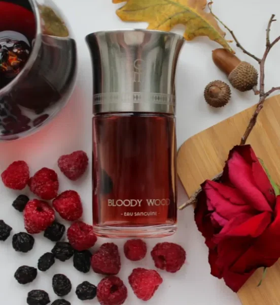 How to: Finde den besten Bloody Wood Parfum Dupe – Dein Guide für luxuriöse Nischen-Duftzwillinge und die Geheimnisse der Duftindustrie 3 Vergleich der Flakons: Traditionelles Nischenparfum mit teurer Verpackung neben einem hochwertigen Bloody Wood Duftzwilling im minimalistischen Glasdesign.