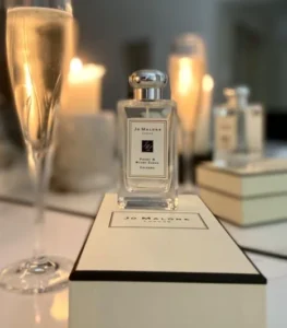 How to: Den besten Jo Malone Blush Suede & Peony Dupe finden – Die Wissenschaft der Duftgenauigkeit 1 Vergleich der Haltbarkeit und Duftölkonzentration zwischen einem teuren Designer-Cologne und einer laboroptimierten Peony and Blush Suede Alternative.