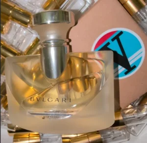 How to: Den perfekten Bvlgari Pour Femme Dupe finden – Ein Insider-Guide aus der Parfum-Lieferkette 2 Qualitätsvergleich von Parfums: Teurer Designer-Flakon neben einem Premium-Duftzwilling mit identischer pudrig-floraler Duftstruktur.