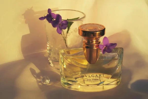 How to: Den perfekten Bvlgari Pour Femme Dupe finden – Ein Insider-Guide aus der Parfum-Lieferkette 9 Bvlgari Pour Femme Dupe Test: Optischer Vergleich zwischen einem Original Luxus-Parfum und einer hochwertigen Duft-Alternative.