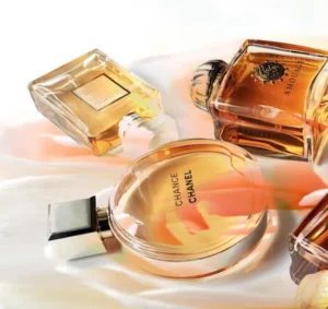 Gegenüberstellung der Duftnoten und Inhaltsstoffe: Grapefruit, Jasmin und weißer Moschus im Original Luxusparfüm im Vergleich zu einer preiswerten Duftalternative.