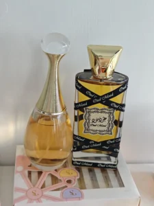 Transparente Parfüm-Alternative: IMIXX No. 42 Eau de Parfum Duftzwilling im direkten Vergleich mit einem klassischen floralen Designer-Flakon.