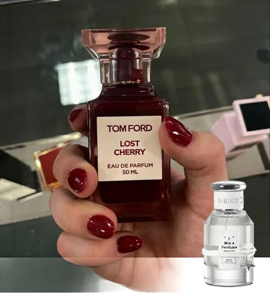Vergleich der Flakons: Luxusparfüm Tom Ford Electric Cherry und eine Premium Extrait de Parfum Alternative