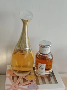 Optischer und preislicher Vergleich: Das originale Designer-Luxusparfum neben einem hochwertigen Dior J'adore Dupe von IMIXX Perfume.