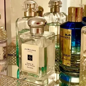 How to: Den besten Jo Malone Blush Suede & Peony Dupe finden – Die Wissenschaft der Duftgenauigkeit 2 Transparente Kostenstruktur in der Parfümindustrie: Ein luxuriöser Markenflakon neben einem direkt vertriebenen Peony Dupe mit langer Mazerationszeit.