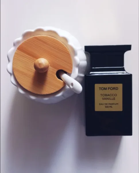 How to: Das perfekte Vanille-Parfum finden (und warum ein Tabak-Vanille Dupe dein neuer Signature-Duft wird) 8 Direktvergleich: Ein teures Luxus Tabak-Vanille Parfum neben dem hochwertigen Duftzwilling IMIXX No. 21 im minimalistischen Glasflakon.