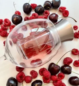 How to: Finde den besten Bloody Wood Parfum Dupe – Dein Guide für luxuriöse Nischen-Duftzwillinge und die Geheimnisse der Duftindustrie 2 Optischer Vergleich von Luxusparfums und Premium Parfum Dupes, der zeigt, wie sich hohe Duftölkonzentrationen von kommerziellen Herstellungsweisen unterscheiden.