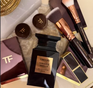 How to: Das perfekte Vanille-Parfum finden (und warum ein Tabak-Vanille Dupe dein neuer Signature-Duft wird) 2 Kostenvergleich von Unisex Vanille-Parfums: Ein traditioneller Designer-Flakon im Kontrast zum IFRA-konformen Extrait de Parfum IMIXX No. 21.