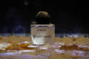 How to: Das beste Byredo Velvet Haze Dupe finden – Ein Insider-Guide aus der Parfüm-Manufaktur 1 Direkter Vergleich: Teures Byredo Velvet Haze Nischenparfüm neben einer hochwertigen Duftzwilling Alternative mit Patschuli und Moschus