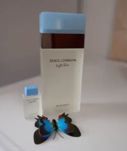 Vergleich der Inhaltsstoffe und Kostenstruktur: Traditionelles Luxus-Designerparfum gegenüber einer optimierten Manufaktur-Alternative.