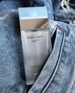 Haltbarkeit im Vergleich: Ein flüchtiges Sommer-Eau de Toilette vs. ein hochkonzentriertes Extrait de Parfum mit langer Sillage.