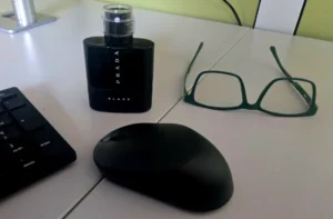 Visueller Vergleich: Prada Luna Rossa Black Originalflakon neben einer hochwertigen Extrait de Parfum Klon Alternative