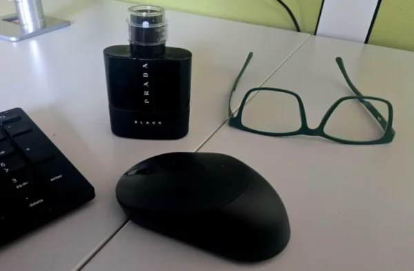 How to: Den perfekten Prada Luna Rossa Black Klon finden – Ein Deep Dive in Labor, Lieferkette und Duftchemie 8 Visueller Vergleich: Prada Luna Rossa Black Originalflakon neben einer hochwertigen Extrait de Parfum Klon Alternative