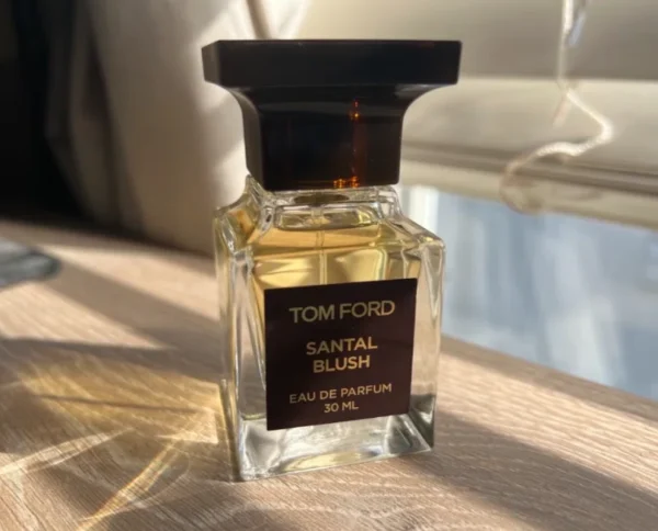 How to: Die Wissenschaft hinter dem perfekten Tom Ford Santal Blush Dupe – Warum echte Qualität kein Marketing-Budget braucht 1 Luxusparfüm vs. Duftzwilling: Kosten- und Qualitätsvergleich von cremigem Sandelholz Parfüm