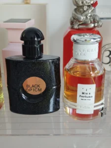 Gegenüberstellung der Duftnoten und Preise: Designer-Düfte wie Black Opium im Vergleich zu hochwertigen Duftzwillingen mit 30 Prozent Parfümöl.