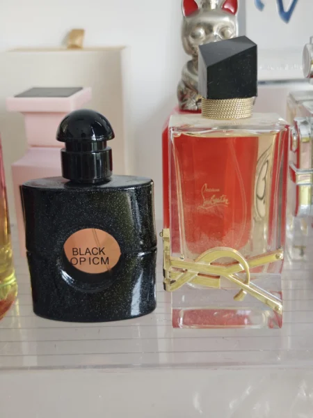 How to: Das beste YSL Parfum für dich finden – Insider-Wissen, Duftnoten & die besten Alternativen (2026) 4 Direkter Vergleich: Original YSL Libre Eau de Parfum neben einer langanhaltenden Extrait de Parfum Alternative von Imixx Perfume.