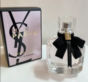 Duftzwilling Gegenüberstellung: Fruity Chypre Markenparfum mit Himbeer- und Patchoulinoten versus eine langanhaltende Dupe Manufaktur-Abfüllung